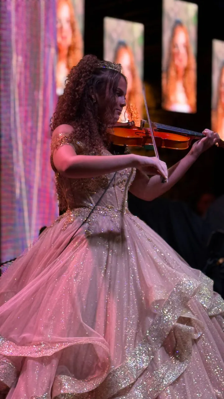 Violinista em apresentação durante uma celebração