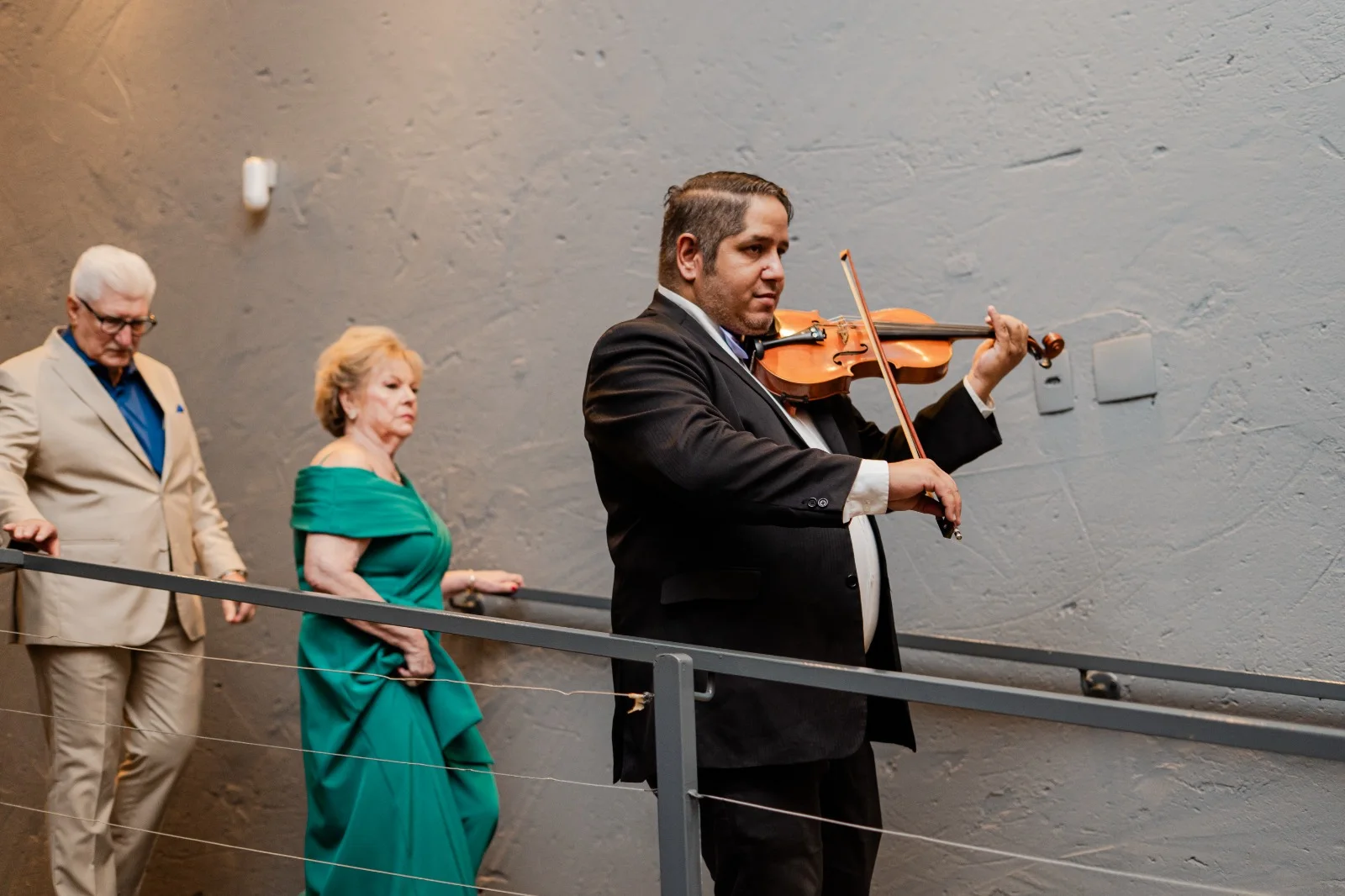 Violinista da Orquestra Sublime tocando durante uma recepção